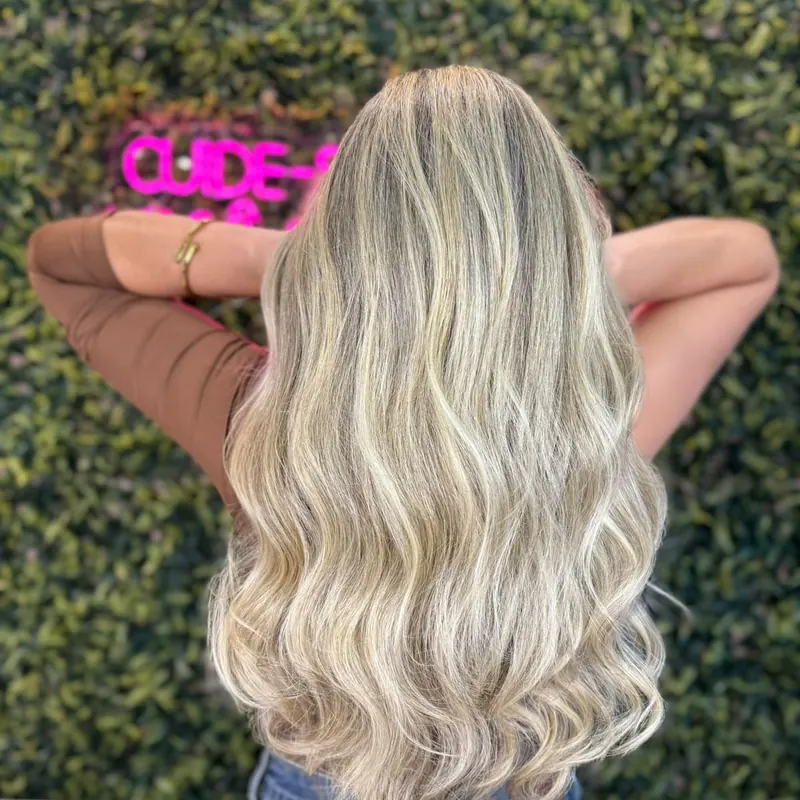 Mechas loiras com ondas longas